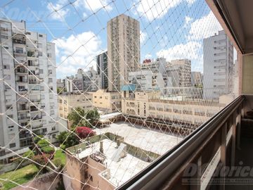 Piso de 3 dormitorios, dependencia servicio, cochera y baulera en venta en Caballito.