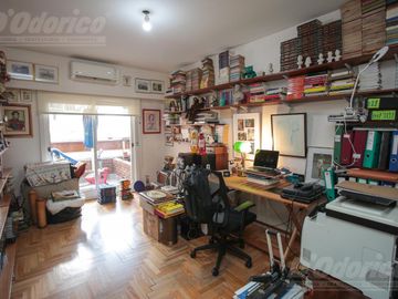 Piso de 3 dormitorios, dependencia servicio, cochera y baulera en venta en Caballito.