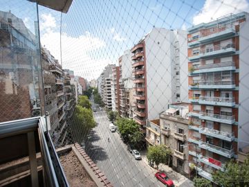Piso de 3 dormitorios, dependencia servicio, cochera y baulera en venta en Caballito.