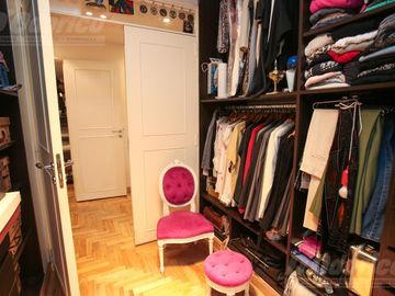 Piso de 3 dormitorios, dependencia servicio, cochera y baulera en venta en Caballito.