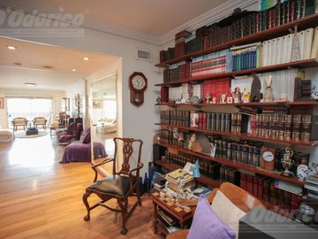 Piso de 3 dormitorios, dependencia servicio, cochera y baulera en venta en Caballito.