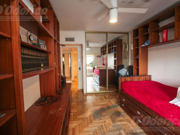 Piso de 3 dormitorios, dependencia servicio, cochera y baulera en venta en Caballito.