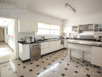 Piso de 3 dormitorios, dependencia servicio, cochera y baulera en venta en Caballito.