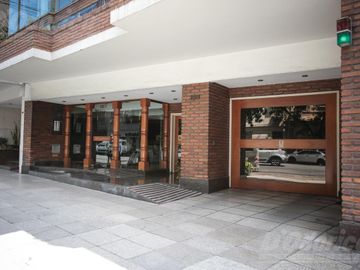 Piso de 3 dormitorios, dependencia servicio, cochera y baulera en venta en Caballito.