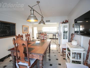 Piso de 3 dormitorios, dependencia servicio, cochera y baulera en venta en Caballito.