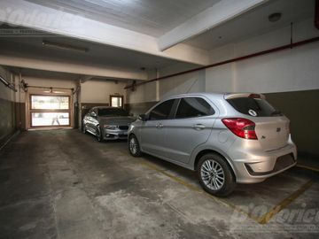 Piso de 3 dormitorios, dependencia servicio, cochera y baulera en venta en Caballito.