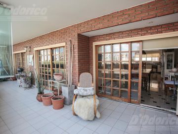Piso de 3 dormitorios, dependencia servicio, cochera y baulera en venta en Caballito.