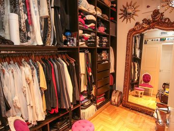 Piso de 3 dormitorios, dependencia servicio, cochera y baulera en venta en Caballito.