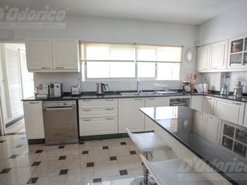 Piso de 3 dormitorios, dependencia servicio, cochera y baulera en venta en Caballito.