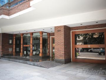 Piso de 3 dormitorios, dependencia servicio, cochera y baulera en venta en Caballito.