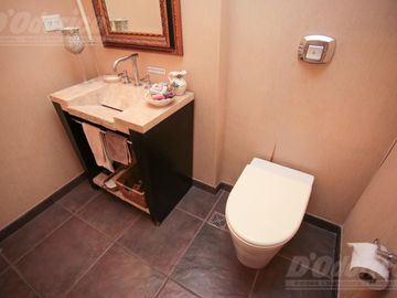 Piso de 3 dormitorios, dependencia servicio, cochera y baulera en venta en Caballito.