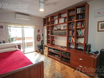 Piso de 3 dormitorios, dependencia servicio, cochera y baulera en venta en Caballito.