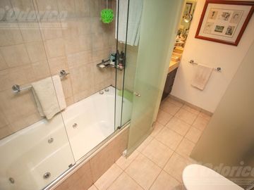 Piso de 3 dormitorios, dependencia servicio, cochera y baulera en venta en Caballito.