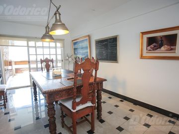 Piso de 3 dormitorios, dependencia servicio, cochera y baulera en venta en Caballito.