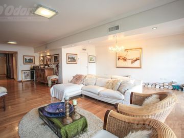 Piso de 3 dormitorios, dependencia servicio, cochera y baulera en venta en Caballito.