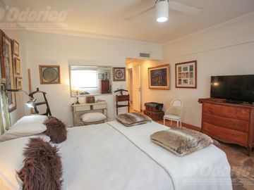 Piso de 3 dormitorios, dependencia servicio, cochera y baulera en venta en Caballito.