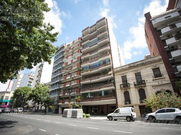 Piso de 3 dormitorios, dependencia servicio, cochera y baulera en venta en Caballito.