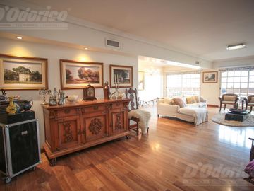 Piso de 3 dormitorios, dependencia servicio, cochera y baulera en venta en Caballito.