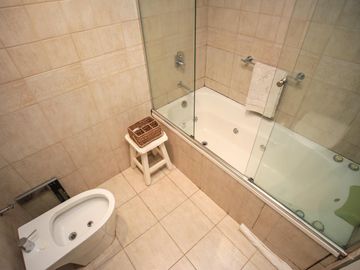 Piso de 3 dormitorios, dependencia servicio, cochera y baulera en venta en Caballito.