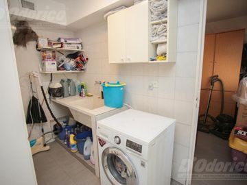 Piso de 3 dormitorios, dependencia servicio, cochera y baulera en venta en Caballito.