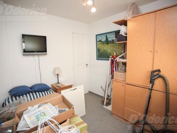 Piso de 3 dormitorios, dependencia servicio, cochera y baulera en venta en Caballito.