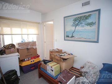 Piso de 3 dormitorios, dependencia servicio, cochera y baulera en venta en Caballito.
