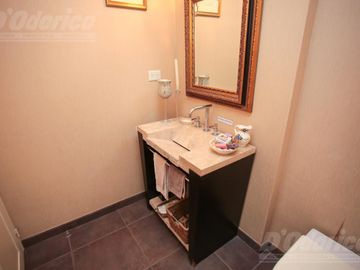 Piso de 3 dormitorios, dependencia servicio, cochera y baulera en venta en Caballito.