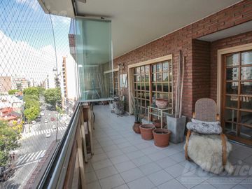 Piso de 3 dormitorios, dependencia servicio, cochera y baulera en venta en Caballito.