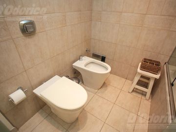 Piso de 3 dormitorios, dependencia servicio, cochera y baulera en venta en Caballito.