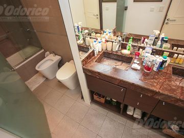 Piso de 3 dormitorios, dependencia servicio, cochera y baulera en venta en Caballito.