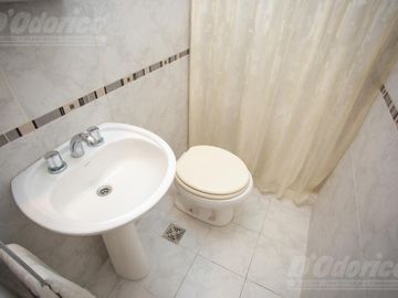 Piso de 3 dormitorios, dependencia servicio, cochera y baulera en venta en Caballito.