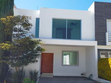 Casa a espaldas de la prepa  Tec Santa Anita