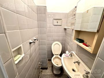 Piso de 3 dormitorios, escritorio y dependencia de servicio en venta en Caballito.