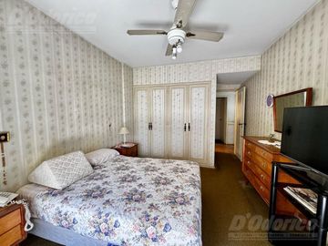 Piso de 3 dormitorios, escritorio y dependencia de servicio en venta en Caballito.