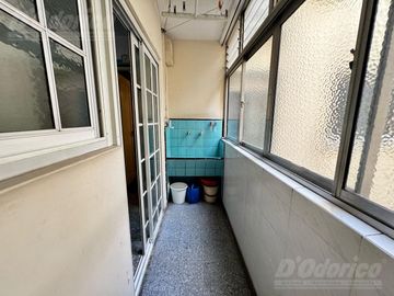 Piso de 3 dormitorios, escritorio y dependencia de servicio en venta en Caballito.
