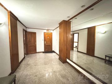 Piso de 3 dormitorios, escritorio y dependencia de servicio en venta en Caballito.