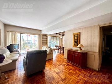 Piso de 3 dormitorios, escritorio y dependencia de servicio en venta en Caballito.