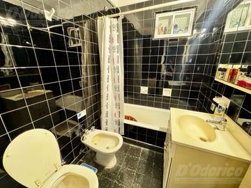 Piso de 3 dormitorios, escritorio y dependencia de servicio en venta en Caballito.