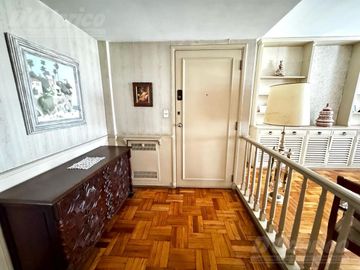 Piso de 3 dormitorios, escritorio y dependencia de servicio en venta en Caballito.
