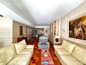 Piso de 3 dormitorios, escritorio y dependencia de servicio en venta en Caballito.