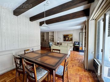 Piso de 3 dormitorios, escritorio y dependencia de servicio en venta en Caballito.