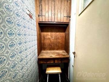 Piso de 3 dormitorios, escritorio y dependencia de servicio en venta en Caballito.