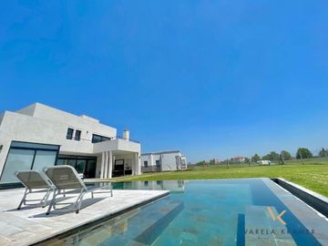 VENTA CASA SAN SEBASTIAN AREA 11