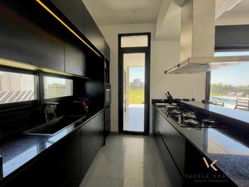VENTA CASA SAN SEBASTIAN AREA 11