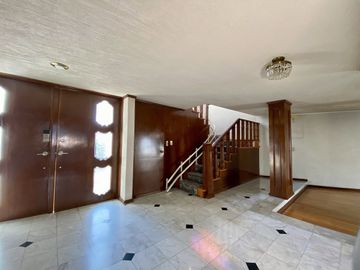 Venta de Casa con jardín privado en calle cerrada