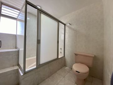 Venta de Casa con jardín privado en calle cerrada