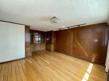 Venta de Casa con jardín privado en calle cerrada