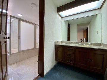 Venta de Casa con jardín privado en calle cerrada