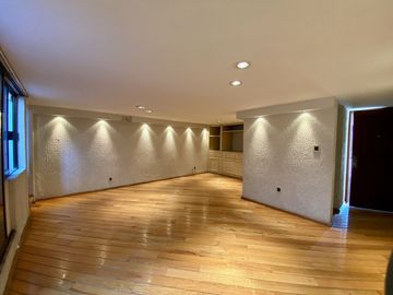 Venta de Casa con jardín privado en calle cerrada