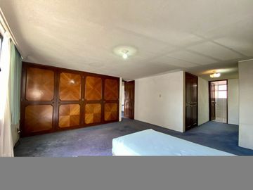 Venta de Casa con jardín privado en calle cerrada